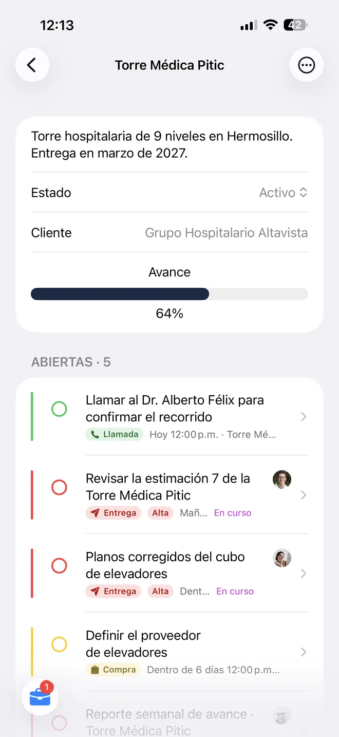 El espacio de la obra Torre Médica Pitic en BeChat: una torre hospitalaria de 9 niveles en Hermosillo con entrega en marzo de 2027, activa, para Grupo Hospitalario Altavista, con un avance del 64 % y cinco tareas abiertas, entre ellas llamar al Dr. Alberto Félix, revisar la estimación 7 y los planos corregidos del cubo de elevadores.